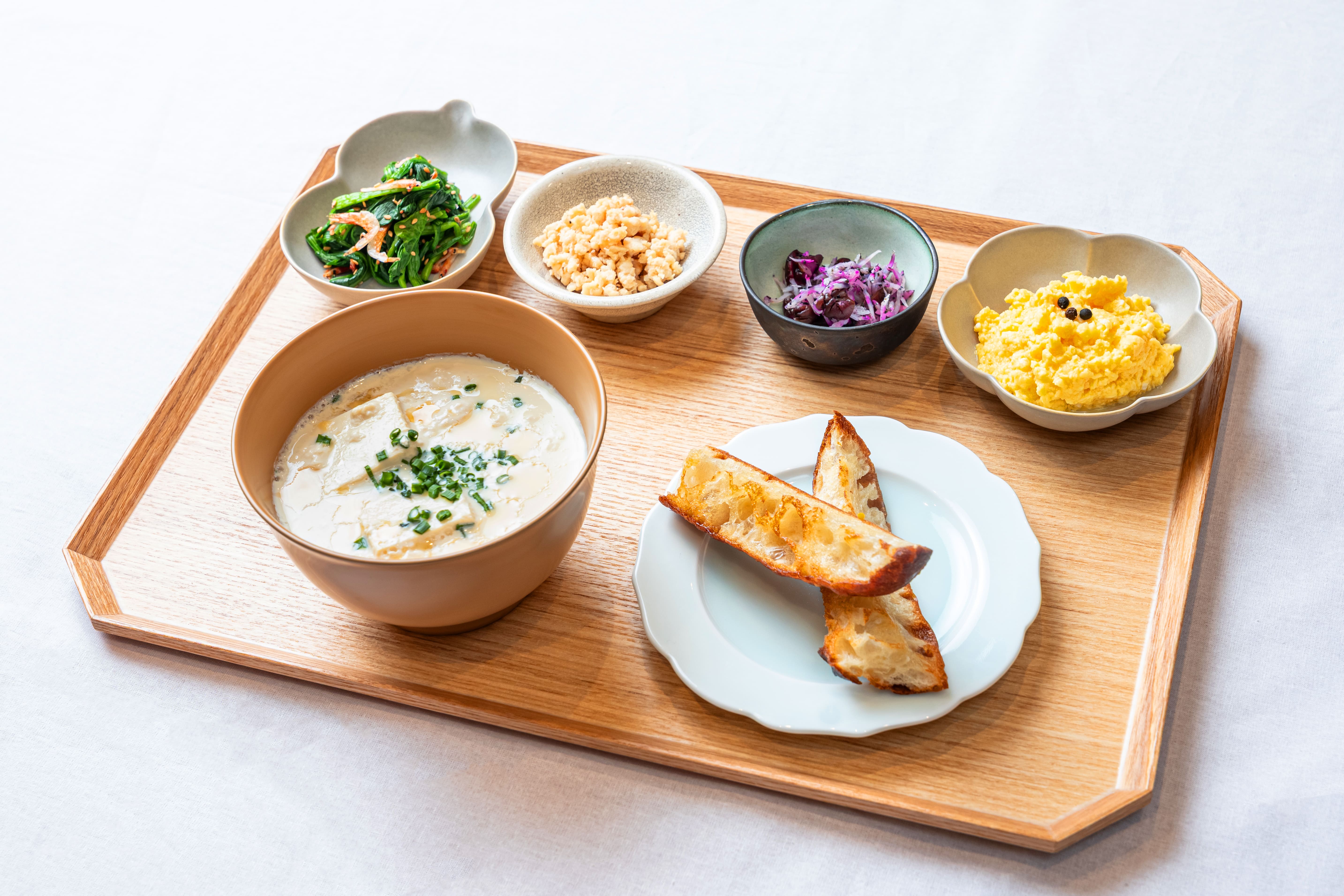 朝食セット - スープ、トースト、小鉢